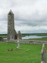 Ronde toren in Clonmacnoise met op de achtergrond de Shannon rivier