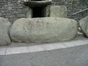 De steen voor de ingang van de grafheuvel van Newgrange