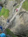 De Carrick-a-rede touwbrug is niet voor mensen met hoogtevrees. Een 20 meter lange wiebelende touwbrug op 25 meter boven het water